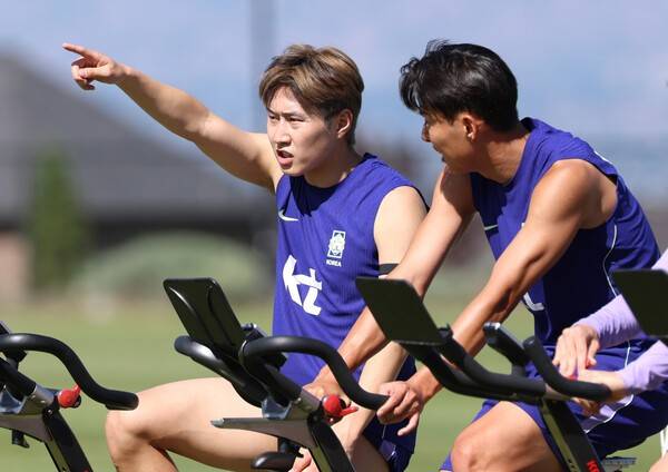1일(현지시간) 오후 미국 유타주 헤리먼에 위치한 자이언스뱅크 트레이닝센터에서 축구 국가대표팀 이강인과 손흥민이 몸을 풀면서 이야기를 나누고 있다. 연합뉴스