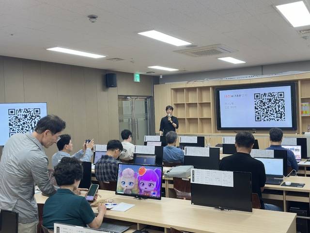경주스마트미디어센터가 시민들에게 AI 활용을 위한 교육을 진행하고 있다. 강시일 기자