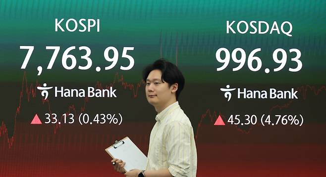 11일 한국거래소에 따르면 이날 코스피 지수는 전 거래일 대비 33.13포인트(0.43%) 오른 7763.95, 코스닥 지수는  전 거래일 대비 45.30포인트(4.76%) 오른 996.93에 장을 마감했다.(출처=연합뉴스)