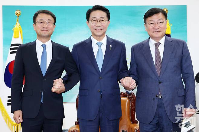 조정식 국회의장이 11일 오후 서울 여의도 국회 본관 국회의장 집무실에서 여야 원내대표와 회동에 앞서 더불어민주당 한병도 원내대표, 국민의힘 정점식 원내대표와 기념촬영을 하고 있다. / 이호형 기자 leemario@sporbiz.co.kr 2026.06.11