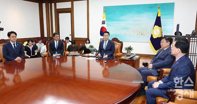 조정식 국회의장이 11일 오후 서울 여의도 국회의장 집무실에서 열린 여야 원내대표 회동에서 발언을 하고 있다. 왼쪽부터 천준호 더불어민주당 원내운영수석부대표, 한병도 원내대표, 조 국회의장, 정점식 국민의힘 원내대표, 원내운영수석부대표로 내정된 김승수 의원./ 이호형 기자 leemario@sporbiz.co.kr 2026.06.11