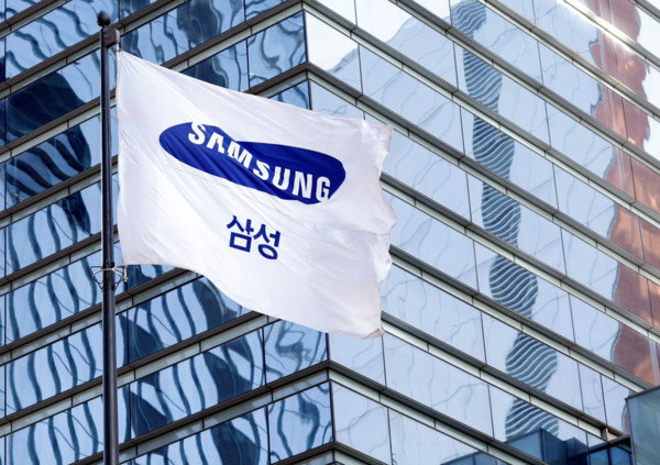 서울 서초구 서초대로 삼성전자 서초사옥 게양대에 걸린 삼성 깃발이 바람에 휘날리고 있다. / 뉴스1
