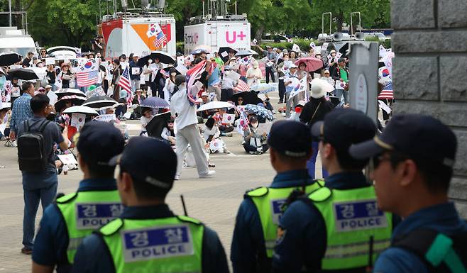 지난 10일 시위대가 투표용지 부족 사태에 항의하며 개표소 봉쇄 시위를 이어가고 있다. (사진=뉴시스)