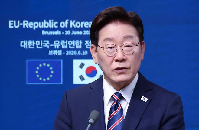 이재명 대통령이 10일(현지시간) 벨기에 브뤼셀 EU이사회 본부에서 열린 안토니우 코스타 EU 정상회의 상임의장, 우르즐라 폰데어라이엔 EU 집행위원장과의 공동언론발표에서 발언하고 있다.(사진=연합뉴스)