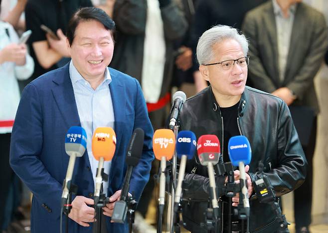 최태원 SK그룹 회장과 젠슨 황 엔비디아 최고경영자(CEO)가 지난 8일 서울 종로구 SK 서린빌딩에서 열린 엔비디아-SK 협력 관련 언론브리핑에서 취재진의 질의에 답하고 있다. (사진=이데일리 방인권 기자)