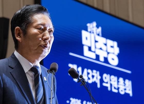 〈YONHAP PHOTO-3469〉 정청래 대표, 의원총회에서 발언   (서울=연합뉴스) 황광모 기자 = 더불어민주당 정청래 대표가 11일 국회에서 열린 의원총회에서 발언하고 있다. 2026.6.11   hkmpooh@yna.co.kr/2026-06-11 10:50:25/ 〈저작권자 ⓒ 1980-2026 ㈜연합뉴스. 무단 전재 재배포 금지, AI 학습 및 활용 금지〉