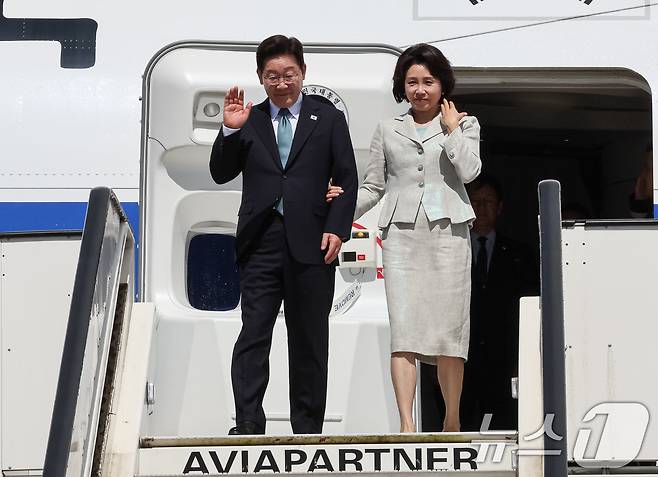 G7 정상회의 참석차 유럽 순방 일정에 나선 이재명 대통령과 김혜경 여사가 9일(현지시간) 벨기에 멜스브루크 군공항에 도착해 환영객들에게 인사하고 있다. 2026.6.9 ⓒ 뉴스1 허경 기자