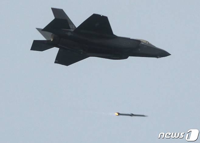 한국 공군 F-35A 전투기가가상의 공중 표적을 향해 AIM-120 암람(AMRAAM) 공대공미사일을 발사하고 있다. (자료사진) 2023.3.24 ⓒ 뉴스1