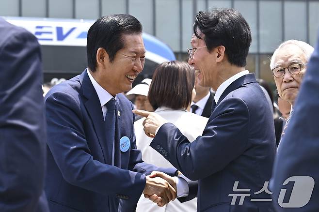 김민석 국무총리와 정청래 더불어민주당 대표가 10일 서울 종로구 광화문광장에서 열린 제100주년 6·10만세운동 기념식에서 대화를 나누고 있다. 2026.06.10. 2026.6.10 ⓒ 뉴스1 김명섭 기자
