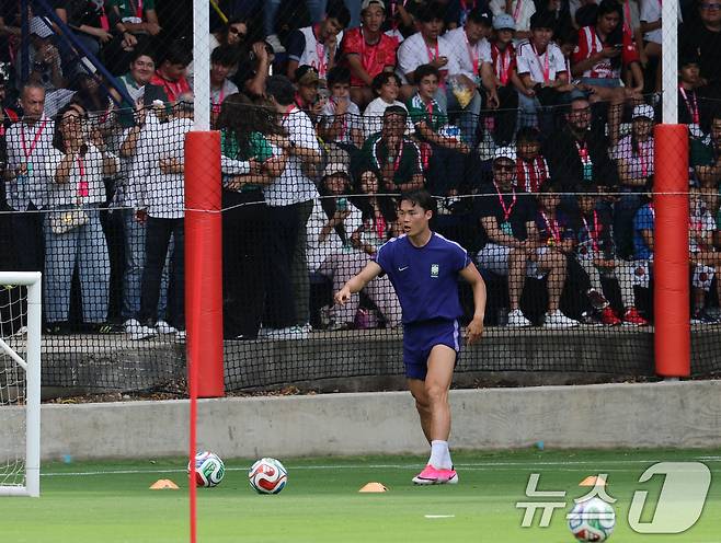 대한민국 축구대표팀 오현규가 6일(현지시간) 멕시코 할리스코 과달라하라에 위치한 '치바스 베르데 바예' 훈련장에서 열린 2026 국제축구연맹(FIFA) 북중미월드컵 피파 커뮤니티 트레이닝(오픈 트레이닝)에서 훈련을 하고 있다. 2026.6.7 ⓒ 뉴스1 임세영 기자