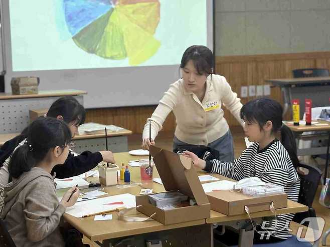(서울=뉴스1) 박정환 문화전문기자 = 동대문문화재단 공공도서관이 7월부터 9월까지 지역 주민을 위한 3분기 특성화 프로그램을 운영한다. 휘경행복도서관은 생성형 AI와 예술을 결합한 수업을, 장안어린이도서관은 그림책을 주제로 한 연령별 프로그램을 마련했다.