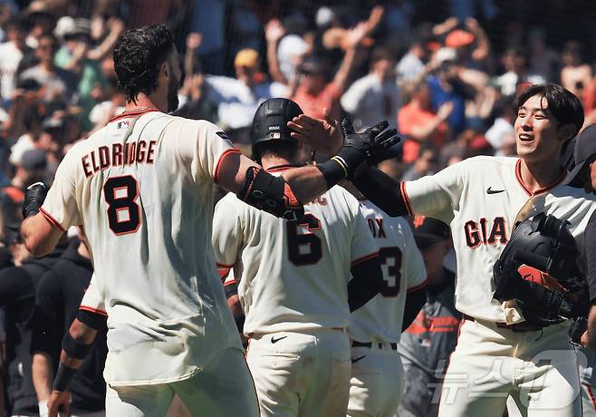 동료들과 기뻐하는 MLB 샌프란시스코 이정후(오른쪽).ⓒ 로이터=뉴스1