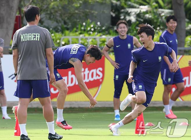 2026 북중미 월드컵에 출전하는 대한민국 축구 국가대표팀 황인범과 김민재가 10일(현지시간) 멕시코 과달라하라 인근 사포판에 위치한 치바스 바예 베르데에서 훈련을 하고 있다. 2026.6.11 ⓒ 뉴스1 임세영 기자