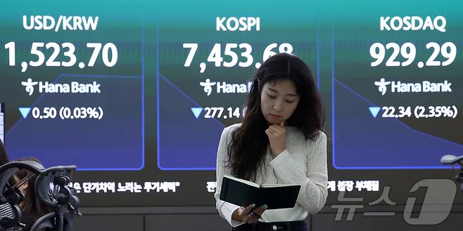 11일 서울 중구 하나은행 본점 딜링룸 전광판에 개장 시황이 나오고 있다. 2026.6.11 ⓒ 뉴스1 김성진 기자