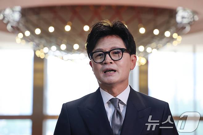 한동훈 무소속 의원이 11일 서울 여의도 국회에서 본회의장에 들어가기 전 취재진 질문에 답하고 있다. 2026.6.11 ⓒ 뉴스1 안은나 기자