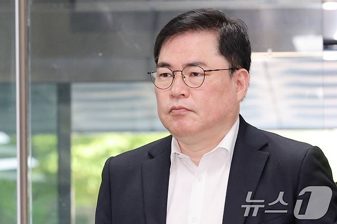 '대장동 비리 의혹' 관련 구속기한 만료로 지난달 출소한 유동규 전 성남도시개발공사 기획본부장이 15일 오전 서울 서초구 고등법원에서 열린 특정범죄가중처벌등에관한법률위반(뇌물)등 2심 공판에 출석하고 있다. 2026.5.15 ⓒ 뉴스1 안은나 기자