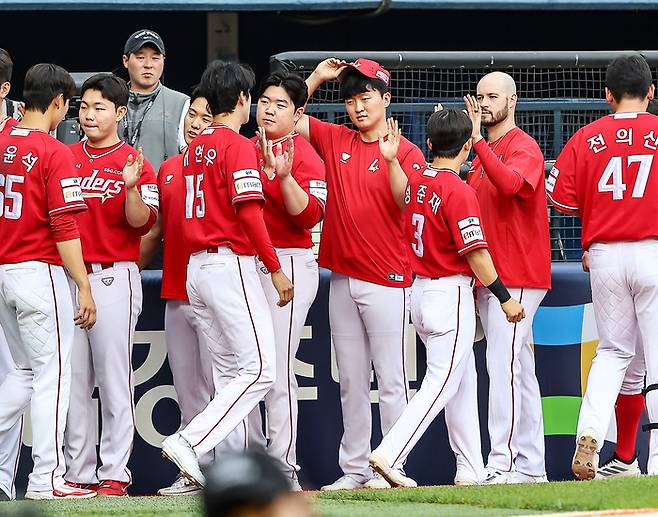 SSG 선수단이 9일 서울 잠실구장에서 열린 2026 KBO리그 LG전 종료 후 서로를 격려하며 하이파이브를 나누고 있다. 사진 | SSG 랜더스