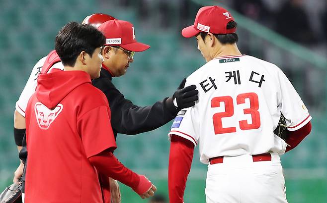 SSG 타케다(오른쪽)가 1일 인천SSG랜더스필드에서 열린 2026 KBO리그 키움전 도중 경헌호 코치의 얘기를 듣고 있다. 사진 | SSG 랜더스