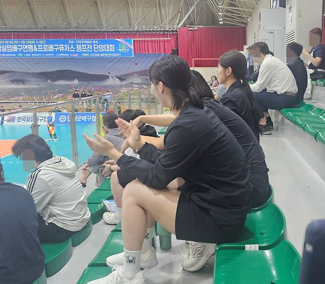 10일 단양체육관에서 열린 '026 한국실업배구연맹·프로배구 퓨처스 챔프전 단양대회'현대건설전을 지켜보는 유서연 최가은 등 GS칼텍스 선수들. 단양=이종서 기자