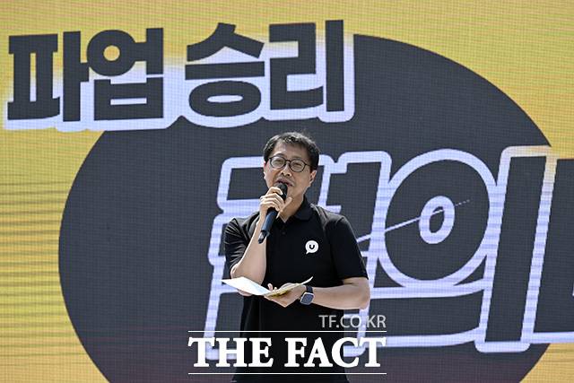 서승욱 전국화섬식품노조 카카오지회장이 지난 10일 오후 경기 성남시 유스페이스광장에서 열린 카카오 파업 승리 결의대회에 참석해 오는 29일 '로그 오프 데이'라는 이름의 전일 파업을 시행하겠다고 밝히고 있다. /성남=송호영 기자