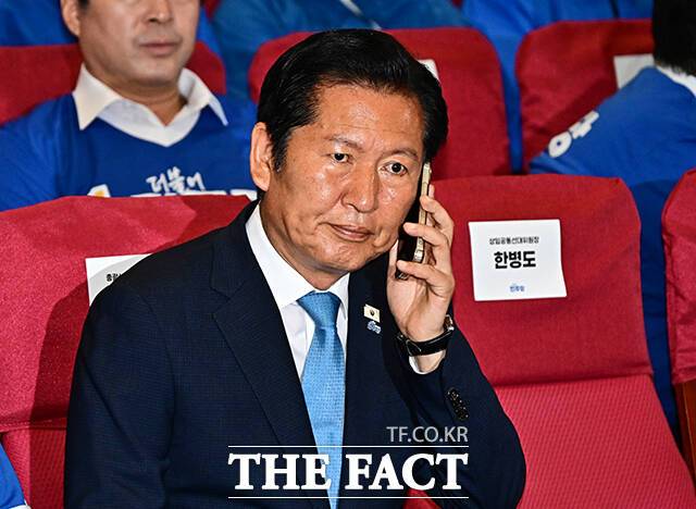 이재명 대통령의 지방선거 평가 이후 정청래 더불어민주당 대표의 연임 도전 여부를 둘러싼 당내 논란이 이어지고 있다. 사진은 정 민주당 총괄상임선거대책위원장이 지난 3일 오후 서울 여의도 국회 의원회관 대회의실에 마련된 제9회 전국동시지방선거 개표상황실에서 전화 통화를 하고 있는 모습. /배정한 기자