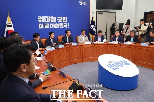 정청래 더불어민주당 대표가 10일 오전 서울 여의도 국회에서 열린 최고위원회의에서 발언을 하고 있다. /뉴시스