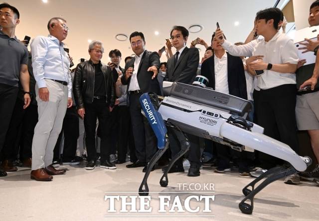 정의선 현대자동차그룹 회장이 8일 서울 서초구 현대자동차그룹 양재 사옥을 방문한 젠슨 황 엔비디아 최고경영자(CEO)에게 현대차 사족보행 보안로봇을 소개하고 있다. /이새롬 기자 (현장풀)