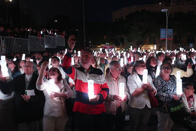 10일(현지 시각) 스페인 바르셀로나에서 교황 레오 14세가 사그라다 파밀리아 축복식을 주재하는 가운데 참석자들이 야광봉을 들고 행사를 지켜보고 있다./로이터 연합뉴스