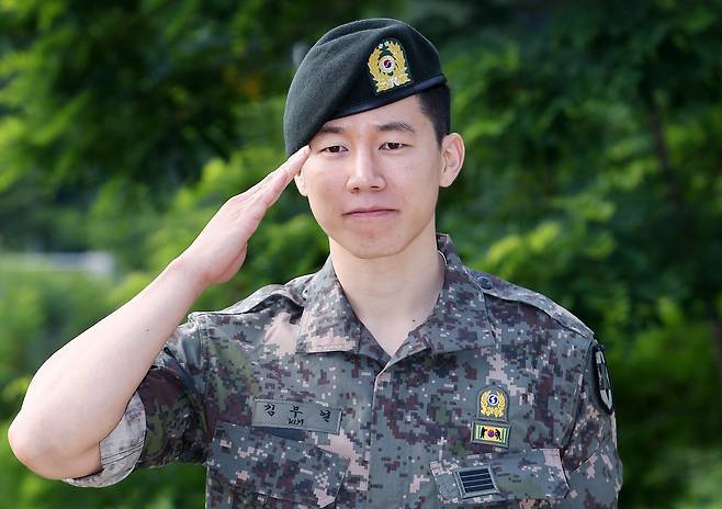 배우 김무열이 2014년 7월 8일 오전 강원도 인제군 12사단에서 전역 신고식를 마친 뒤 거수경례 하고 있다. 뉴스1