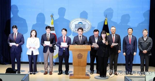 초·재선을 주축으로 한 국민의힘 소장파 모임 ‘대안과 미래’ 이성권 간사(왼쪽 다섯 번째)를 비롯한 의원들이 11일 국회 소통관에서 기자회견을 열고 장동혁 대표의 사퇴를 요구하고 있다. 연합뉴스
