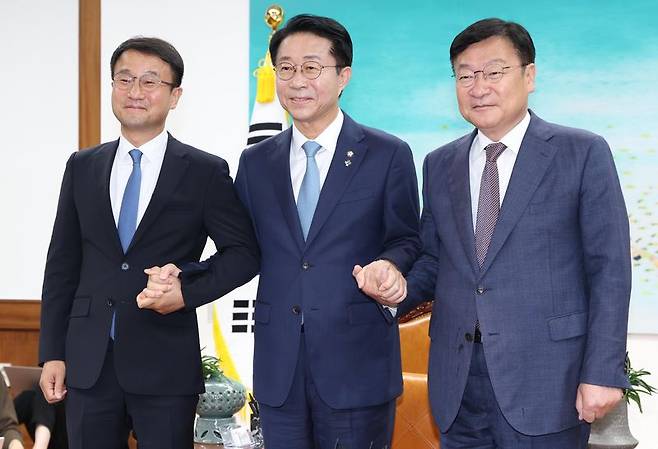 조정식 국회의장이 11일 오후 서울 여의도 국회의장 집무실에서 여야 원내대표와 회동 전 기념촬영을 하고 있다. 왼쪽부터 한병도 더불어민주당 원내대표, 조 국회의장, 정점식 국민의힘 원내대표. 뉴시스