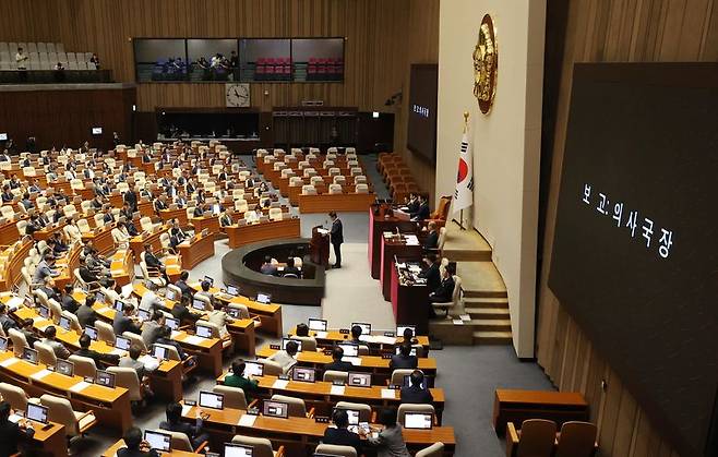 김승묵 국회 의사국장이 11일 오전 서울 여의도 국회에서 열린 제436회국회(임시회) 제2차 본회의에서 '6.3지방선거에서 발생한 투표용지 부족사태에 관한 국정조사 요구서'를 보고하고 있다. 뉴시스