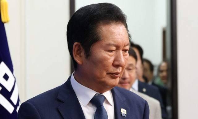 정청래 더불어민주당 대표가 10일 국회에서 열린 최고위원회의에 입장하고 있다. 연합뉴스