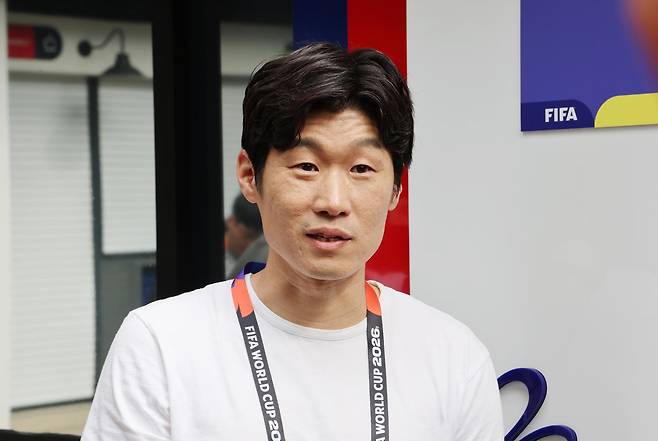 박지성 JTBC 해설위원이 11일 멕시코 사포판에 위치한 한국 축구대표팀 훈련장 치바스 바예 베르데를 방문해 취재진의 질문에 답하고 있다. 사포판=뉴스1