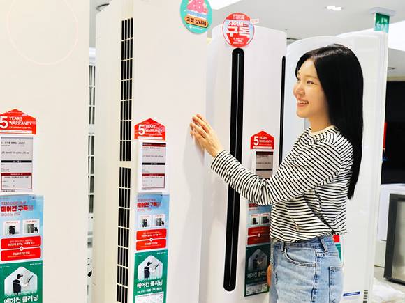 한 소비자가 에어컨을 살펴보고 있다. [사진=롯데하이마트]