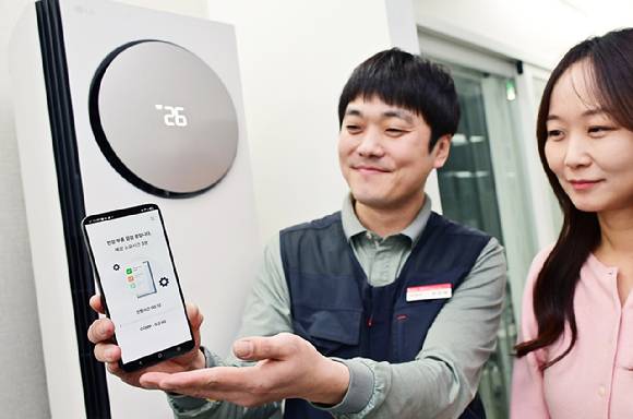 고객이 LG전자의 에어컨 사전점검 서비스를 받는 장면. [사진=LG전자]
