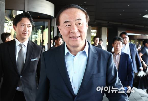 전영현 삼성전자 대표이사 겸 디바이스솔루션(DS) 부문장(부회장)이 8일 서울 중구 신라호텔에서 젠슨 황 엔비디아 최고경영자(CEO)와 면담을 하기 위해 이동하고 있다.[사진=정소희 기자]