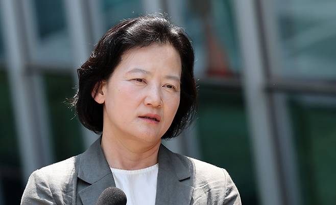 법무부 인사에서 고검 검사급 보직으로 사실상 강등된 정유미 검사장(대전고검 검사)이 11일 서울 서초구 서울행정법원에서 열린 인사명령처분취소 1심 판결선고기일에 출석한 뒤 밖으로 나서며 취재진 질문에 답하고 있다. 이날 서울행정법원은 정 검사장이 법무부 장관을 상대로 낸 인사명령 처분 취소 소송을 원고 승소로 판결했다. 정 검사장은 수사·기소권 분리, 검찰청 폐지 등 현 정부의 검찰개혁 현안은 물론 대장동 항소 포기 사건과 같은 주요 사안마다 비판적 목소리를 내왔다. 2026.6.11 [사진=연합뉴스]