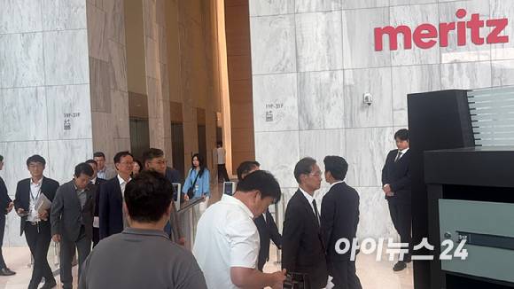 11일 더불어민주당 을지로위원회와 MBK 홈플러스 사태해결 태스크포스(TF)가 김종민 메리츠증권 대표와 면담을 마치고 건물을 나가고 있다. [사진=진광찬 기자]
