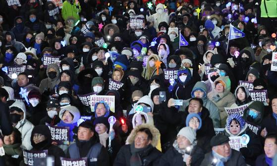 12·3 비상계엄 1년을 맞은 3일 서울 여의도 국회 앞에서 열린 '12·3 내란외환 청산과 종식, 사회대개혁 시민대행진'에 참여한 시민들이 구호를 외치고 있다. 뉴스1