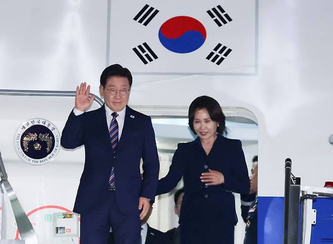 이재명 대통령과 김혜경 여사가 10일(현지시간) 피우미치노 국제공항에 도착, 공군 1호기에서 내려 환영객들을 향해 손을 흔들고 있다. 전민규 기자