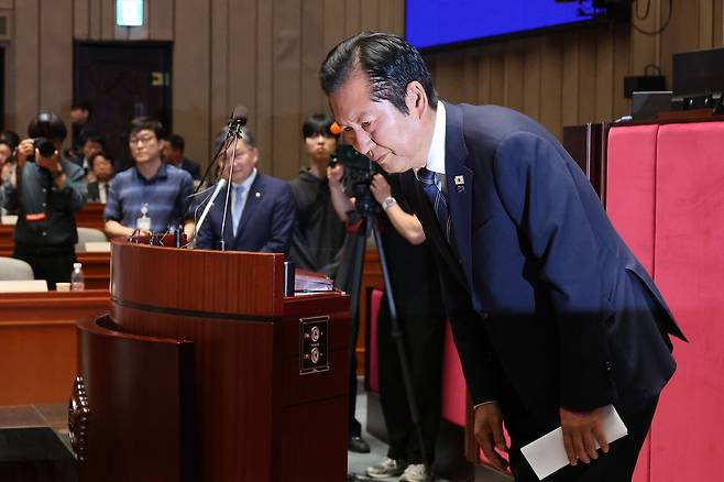 정청래 더불어민주당 대표가 11일 서울 여의도 국회에서 열린 의원총회에서 인사하고 있다. 뉴스1