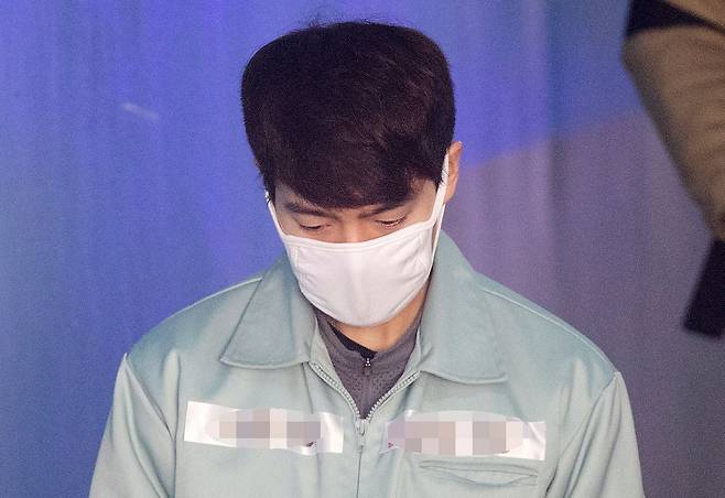 음주운전 처벌 수위를 강화한 '윤창호법'을 적용받아 기소된 뮤지컬 배우 손승원씨가 지난 2019년 4월 11일 서초구 서울중앙지법에서 열린 1심 선고공판에 출석하기 위해 호송차에 내려 법정으로 향하고 있다.연합뉴스