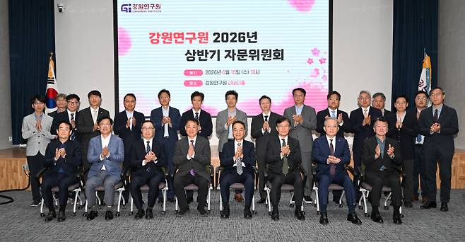 ▲ 강원연구원 자문위원회(위원장 박재완)가 10일 강원연구원 리버티홀에서 배상근 강원연구원장과 경민현 강원도민일보 사장을 비롯한 자문위원 , 연구원 관계자 등이 참석한 가운데 열렸다.  김정호 기자