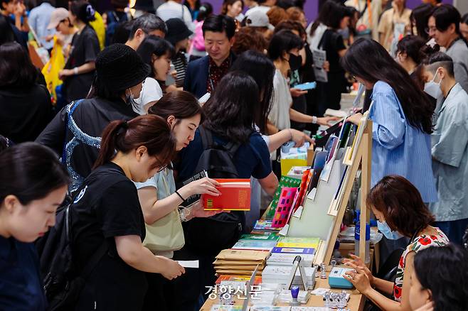 지난해 6월18일 서울 삼성동 코엑스에서 열린 ‘2025 서울국제도서전 ’이 사람들로 붐비고 있다. 이준헌 기자