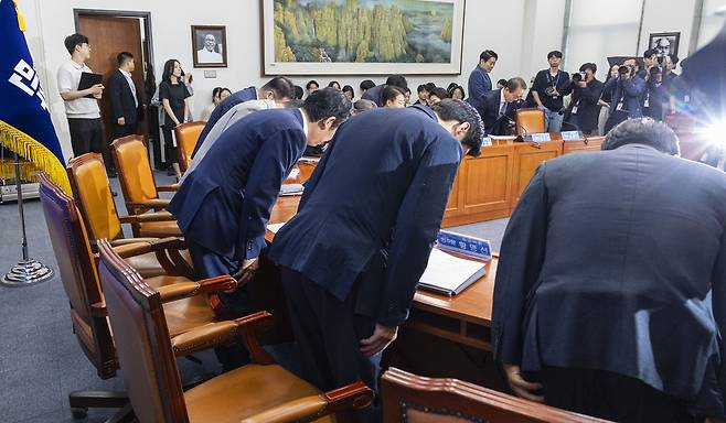 정청래 더불어민주당 대표와 한병도 원내대표, 최고위원들이 10일 국회에서 열린 최고위원회의에서 인사하고 있다. 연합뉴스