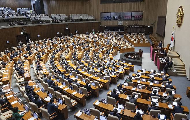11일 국회에서 여야 의원들이 참석한 가운데 본회의가 열리고 있다. 연합뉴스
