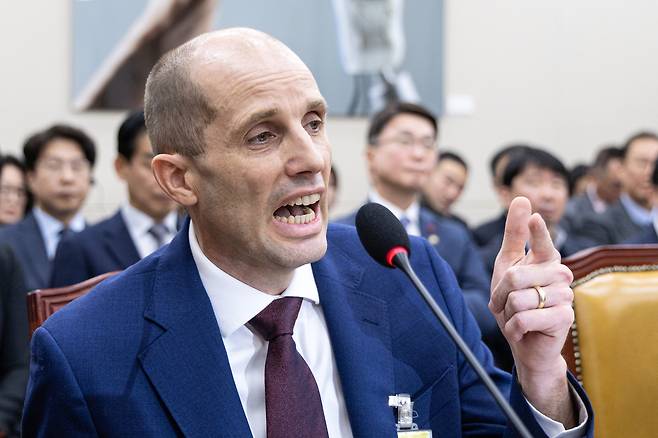 Harold Rogers, the interim CEO of Coupang, answers lawmakers’ questions at a joint parliamentary hearing on Coupang's personal data leak, unfair trade practices and labor conditions at the National Assembly in Yeouido, western Seoul, on Dec. 30, 2025. NEWS1