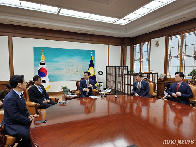 조정식 국회의장이 주도한 여야 원내대표 회동이 11일 국회의장실에서 열리고 있다. 이은서 기자