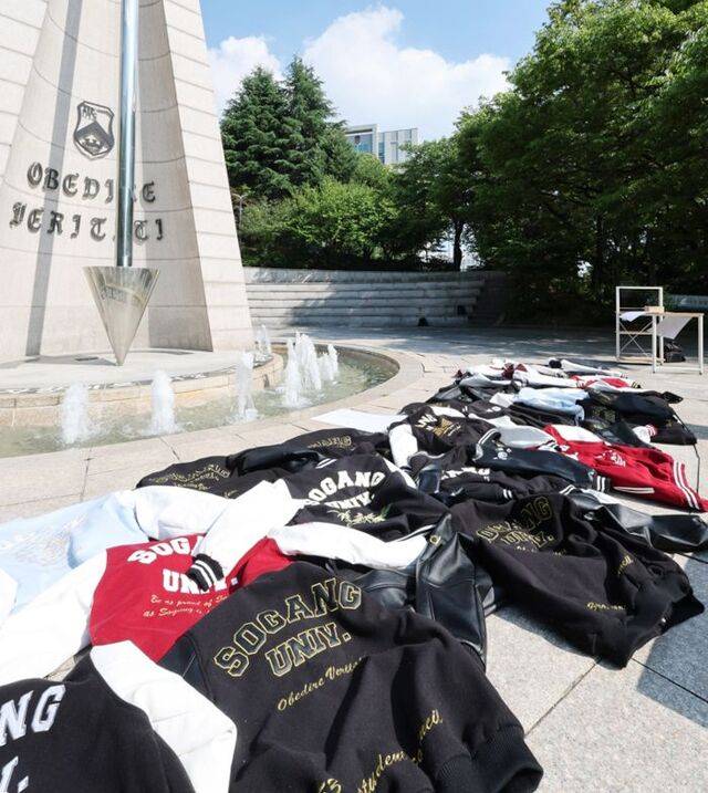 6·3 지방선거 투표용지 부족 사태를 규탄하는 시국선언이 전국 주요 대학에서 진행된 지난 10일 서울 마포구 서강대 알바트로스탑 앞에 학생들이 벗어둔 학과 점퍼가 놓여 있다. 연합뉴스